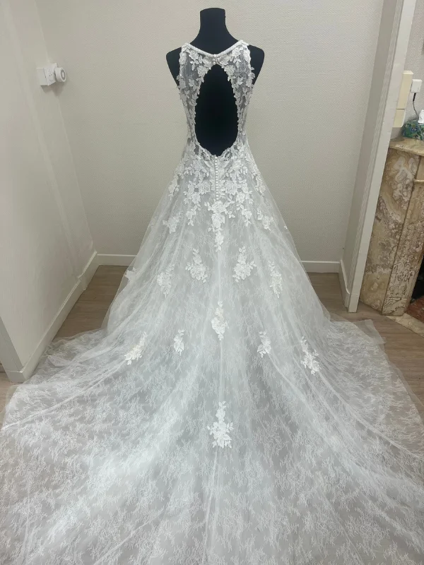 Photo technique en showroom du dos nu de la robe de mariée Denes de Rosa Clará, détails de dentelle et traîne, taille 42, Petite Folie Mariage.