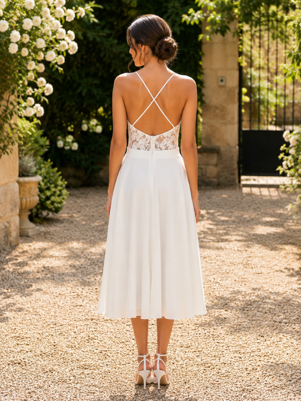 Vue de dos de la robe de mariée courte Rita par Te Amo, avec détail de dentelle et dos nu croisé, taille 38, disponible chez Petite Folie Mariage.