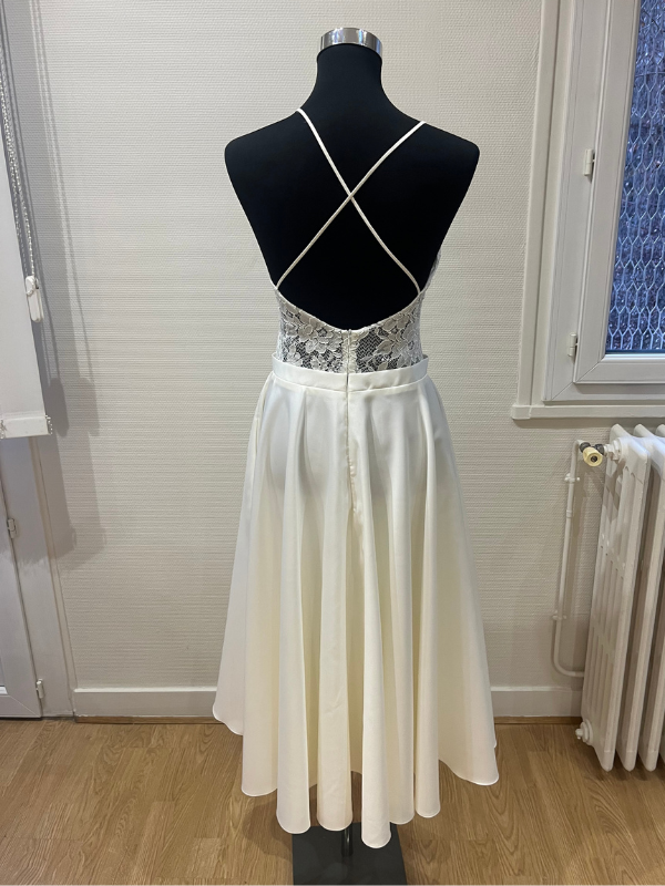 Vue de dos de la robe de mariée courte Rita par Te Amo, détails du laçage croisé et de la jupe en satin, showroom Petite Folie Mariage.