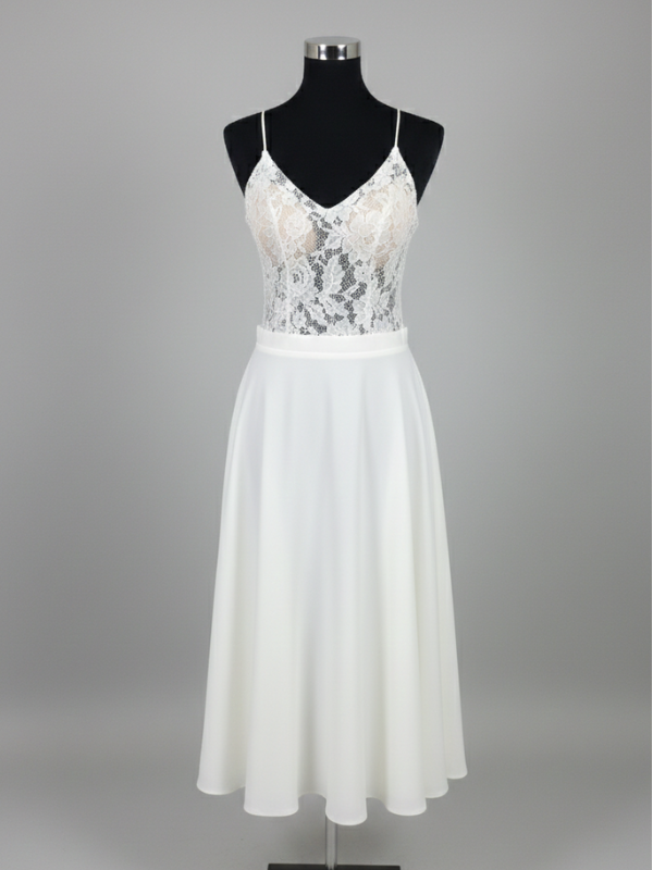 Vue showroom de la robe de mariée courte Rita par Te Amo sur mannequin, bustier en dentelle et jupe en satin, taille 38, Petite Folie Mariage.