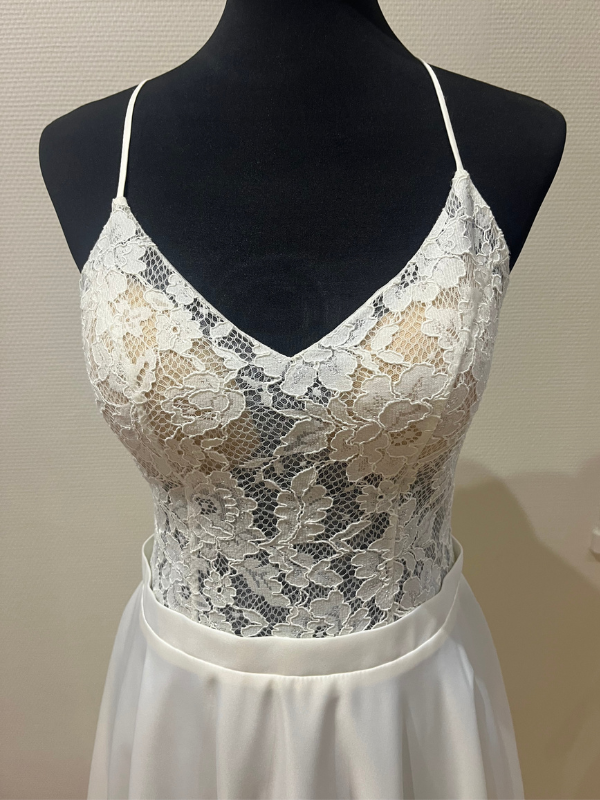 Gros plan sur le bustier en dentelle florale de la robe de mariée Rita par Te Amo, détails des finitions, taille 38, Petite Folie Mariage.