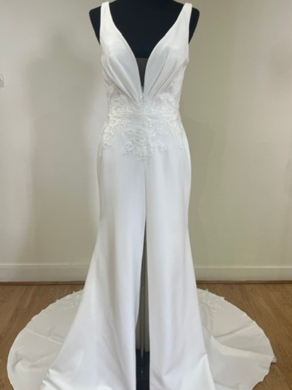 Robe de mariée fourreau Racquel 11349 sur mannequin en showroom, présentée par la boutique Petite Folie Mariage