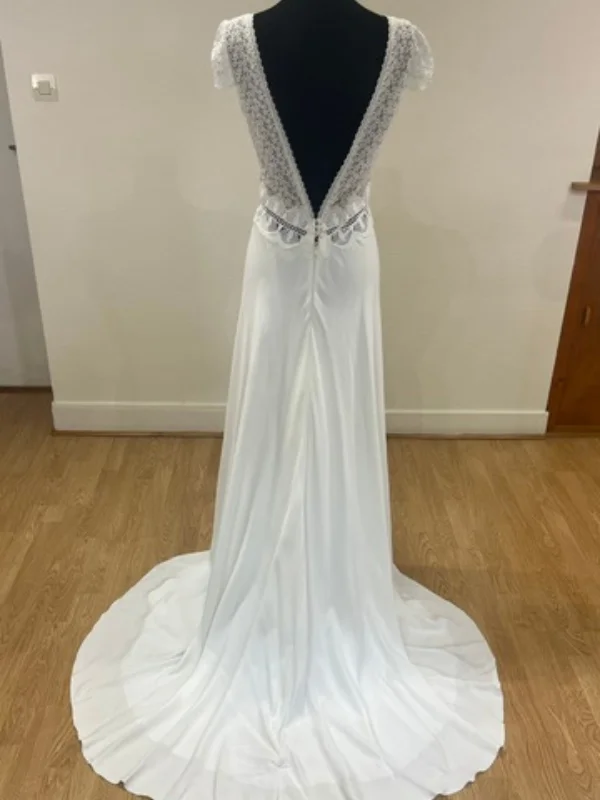 Vue de dos de la robe de mariée fourreau Fabienne Alagama Seul au Monde avec décolleté plongeant et traîne en crêpe