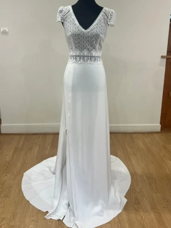 Robe de mariée fourreau modèle Seul au Monde de la créatrice Fabienne Alagama en crêpe avec bustier en dentelle