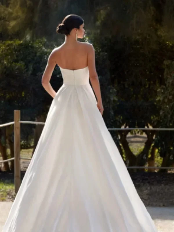 Vue de dos d'une robe de mariée coupe princesse Susanna Rivieri modèle 314638 avec bustier élégant