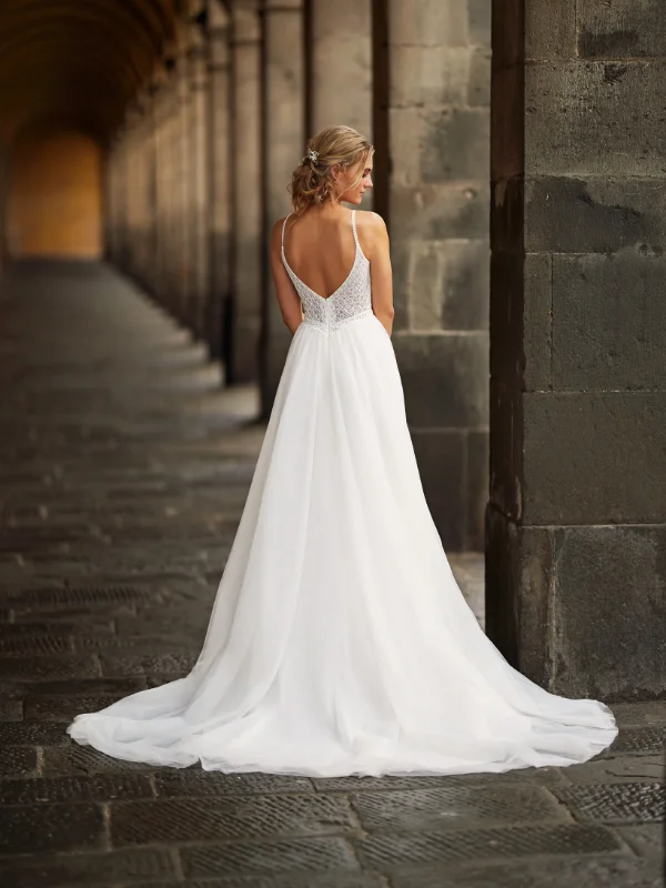Vue de dos de la robe de mariée princesse Très Chic modèle 25601 avec bretelles fines et décolleté élégant