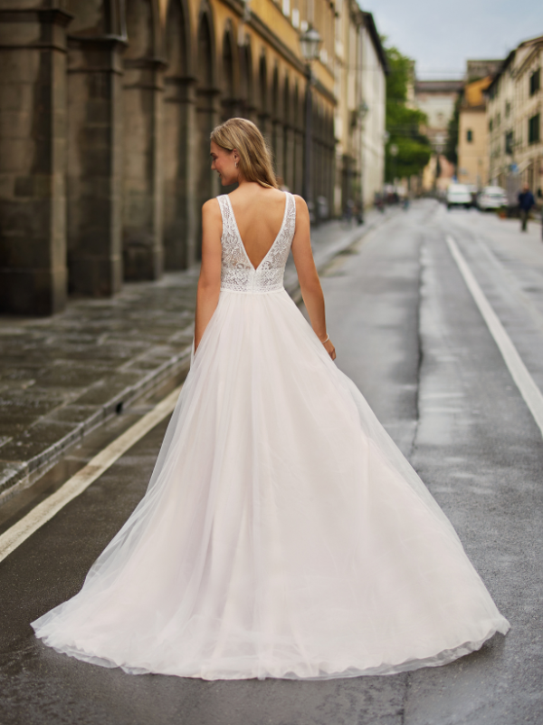 Vue de dos de la robe de mariée princesse Très Chic modèle 25608 avec décolleté plongeant en dentelle et jupe en tulle