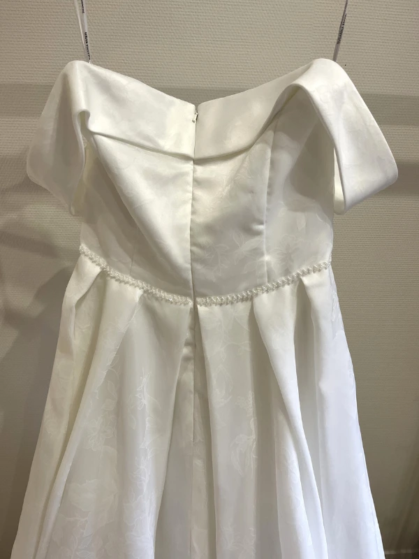 Gros plan sur le dos de la robe de mariée princesse Susanna Rivieri modèle 314637, détails de la ceinture perlée et des finitions en organza