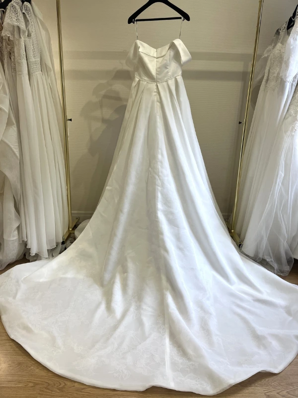 Vue de dos de la robe de mariée princesse Susanna Rivieri modèle 314637, mettant en avant la traîne en organza et la coupe structurée