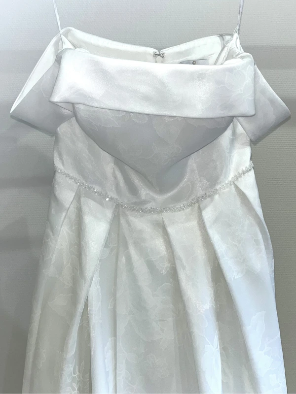 Robe de mariée princesse en organza Susanna Rivieri modèle 314637, vue de face avec détails du décolleté épaules dénudées
