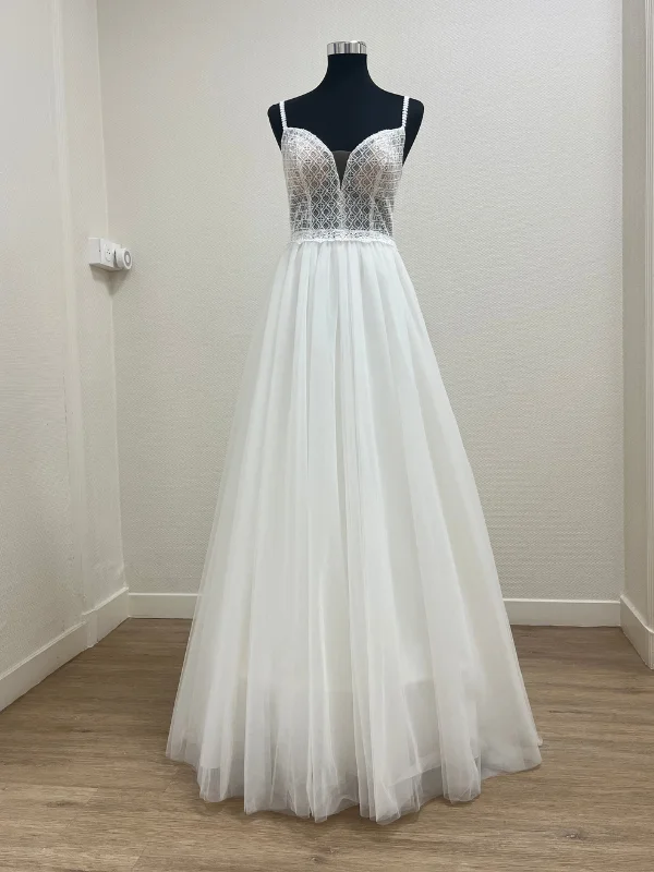 Robe de mariée princesse Très Chic modèle 25601 présentée sur un mannequin de couture dans un showroom