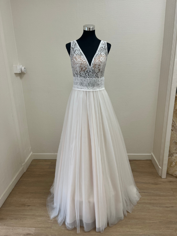 Robe de mariée princesse Très Chic modèle 25608 présentée sur un mannequin de couture en showroom