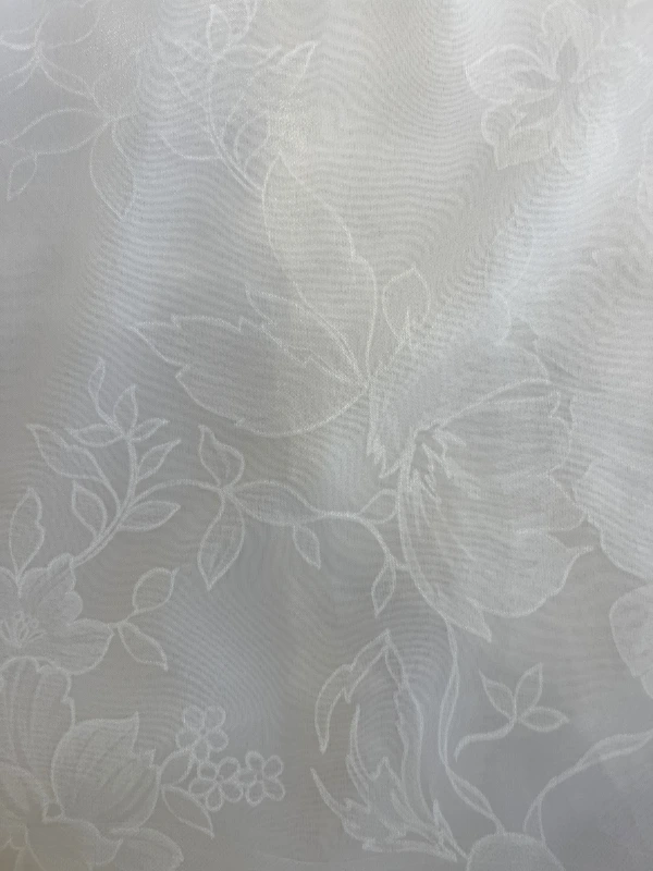 Gros plan sur les motifs floraux du tissu en organza de la robe de mariée Susanna Rivieri modèle 314637
