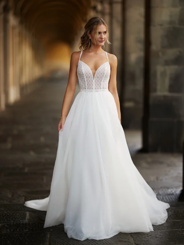 Robe de mariée princesse en tulle Très Chic modèle 25601 avec haut travaillé et bretelles fines