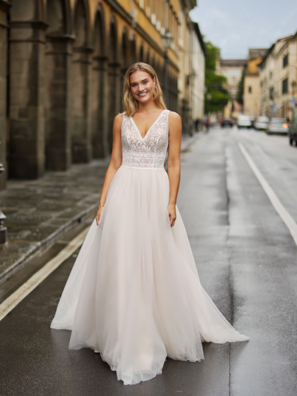 Robe de mariée coupe princesse en tulle de la collection Très Chic modèle 25608 portée par une mannequin