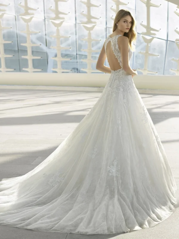 Vue de dos de la robe de mariée princesse Denes de Rosa Clará, dos nu en dentelle et traîne en tulle, taille 42, chez Petite Folie Mariage.