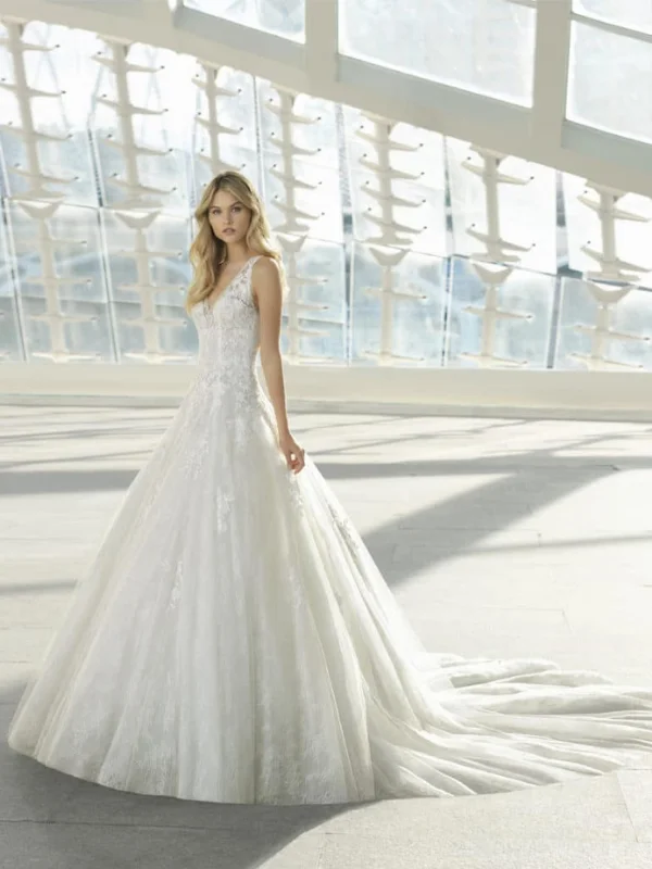 Robe de mariée princesse Denes de Rosa Clará en tulle, taille 42, vue de face sur mannequin chez Petite Folie Mariage.
