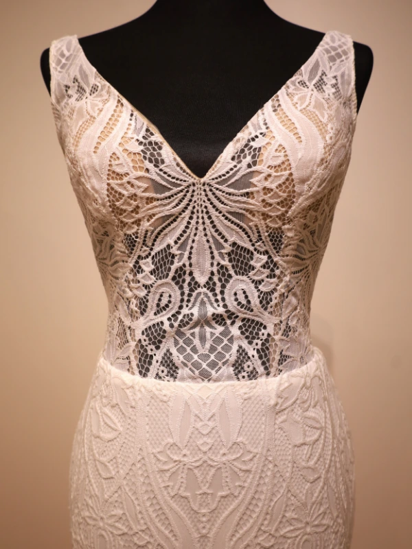 Gros plan sur le bustier en dentelle et décolleté en V de la robe de mariée Justin Alexander modèle 66314