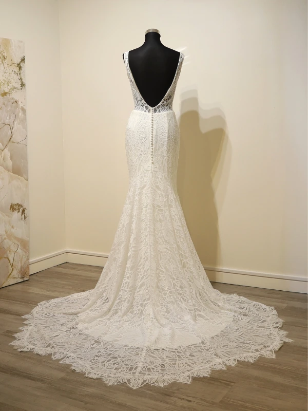 Robe de mariée sirène Justin Alexander modèle 66314 vue de dos, dos nu plongeant en V et traîne en dentelle travaillée