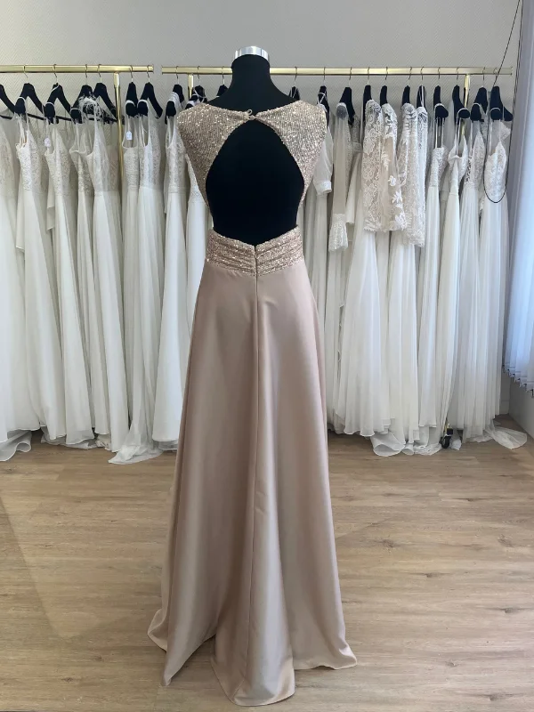 Vue de dos de la robe de soirée dorée RP107 par Créatif Paris, mettant en valeur le dos nu élégant avec broderies de sequins.