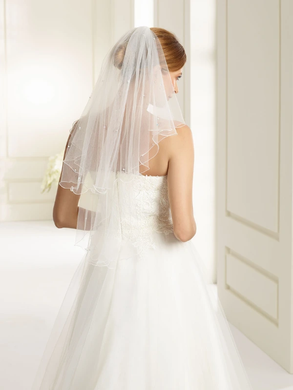 Voile de mariée court deux couches avec bordure festonnée et 40 perles de verre, couleur ivoire, modèle S72 par Bianco Evento