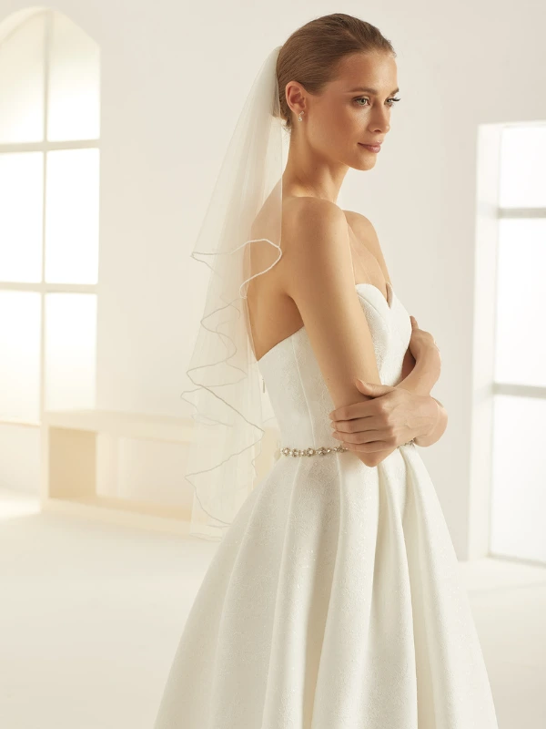 Voile de mariée court deux couches avec bordure en perles de verre couleur ivoire modèle S312 par Bianco Evento