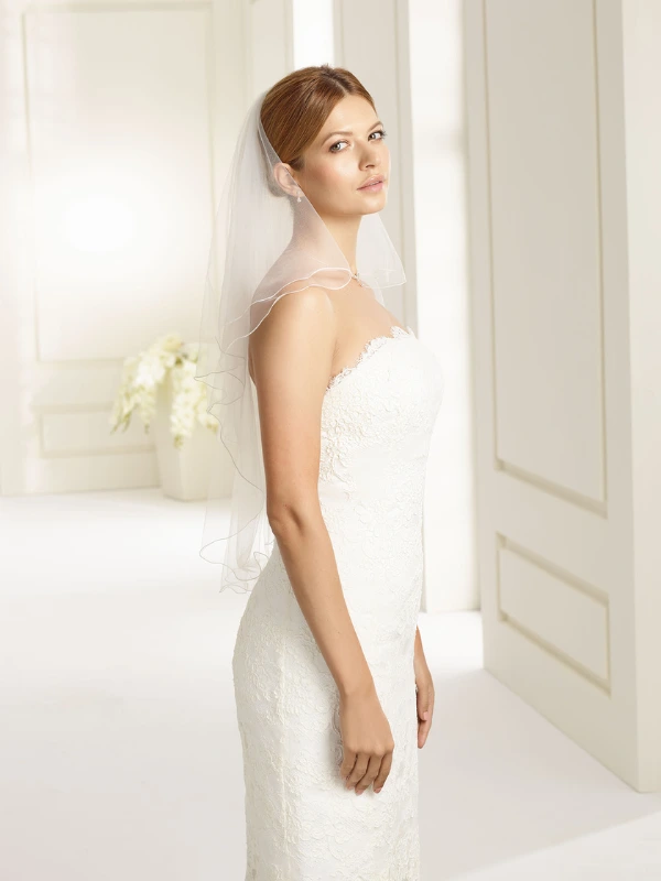 Voile de mariée court S70 deux couches avec bordure festonnée couleur ivoire par Bianco Evento