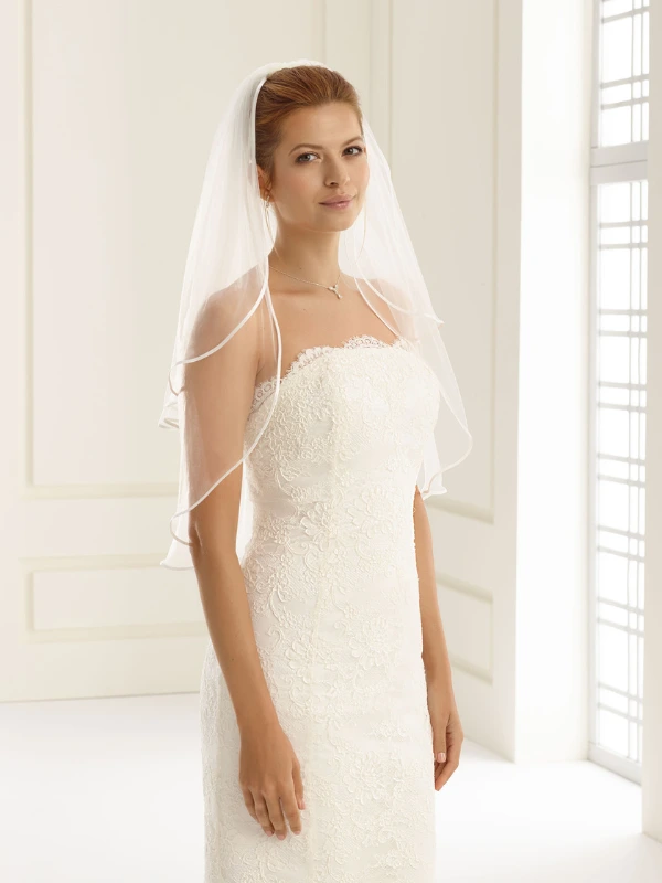 Voile de mariée court deux couches avec bordure satinée couleur ivoire modèle S20 par Bianco Evento