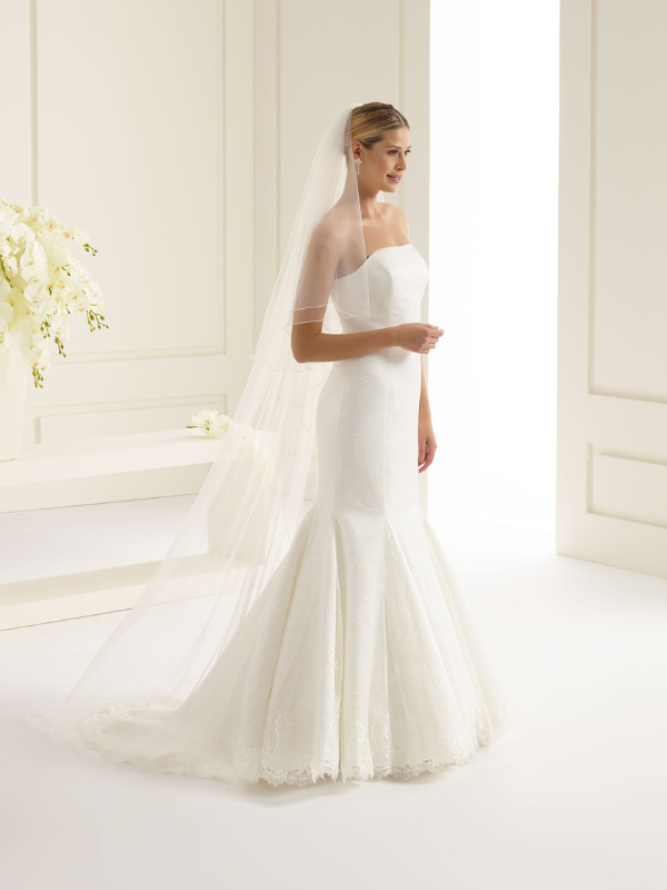 Voile de mariée long deux couches avec élégante bordure festonnée couleur ivoire modèle S165 par Bianco Evento