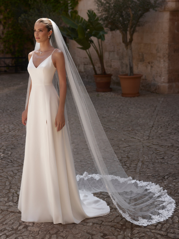 Voile de mariée élégant à une couche en tulle doux avec bordure en dentelle luxueuse couleur ivoire modèle S514 par Bianco Evento