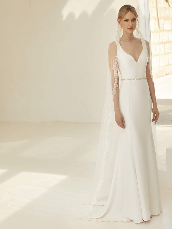 Voile de mariée long une couche avec bordure en dentelle perlée délicate couleur ivoire modèle S449 par Bianco Evento