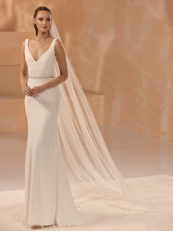 Voile de mariée long une couche en tulle doux avec bord coupé et finition en dentelle sur le bas couleur ivoire modèle S456 par Bianco Evento
