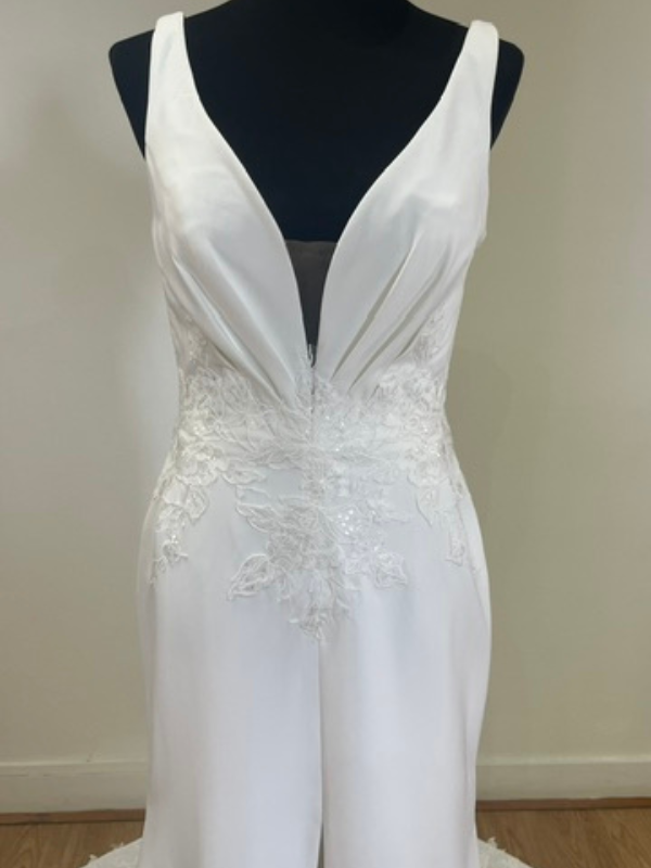 Zoom sur le décolleté plongeant et les détails en dentelle florale de la robe de mariée Racquel 11349 dans le showroom Petite Folie Mariage