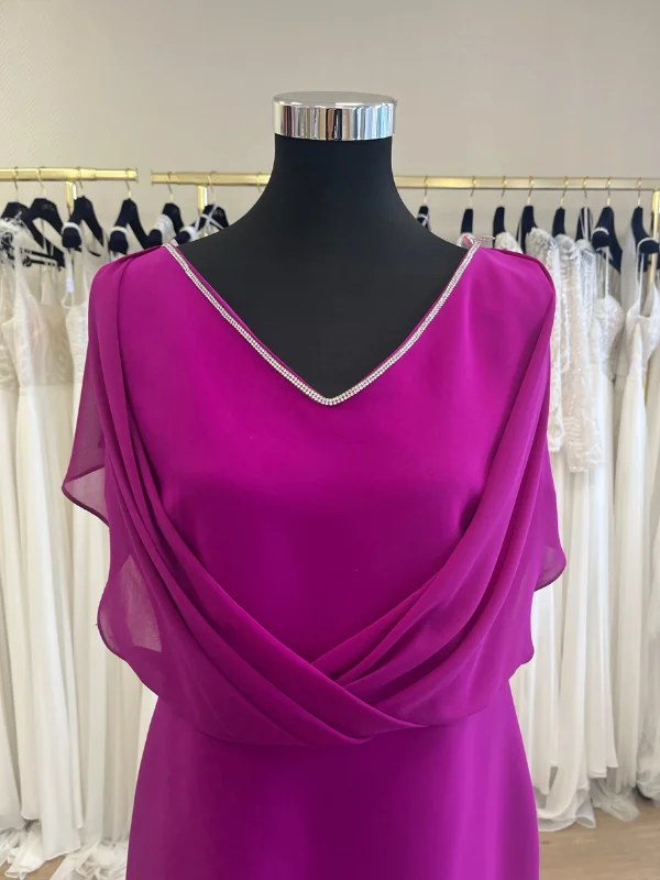 Gros plan en showroom du bustier de la robe de cocktail framboise 3639 de Mathieu Paris : décolleté V à liseré strassé et draps croisés en mousseline.