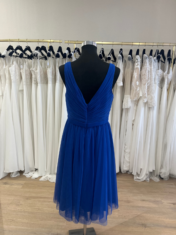 Photo en showroom du dos de la robe de cocktail midi bleu royal NY2783 de Fashion New York présentée sur mannequin couture.