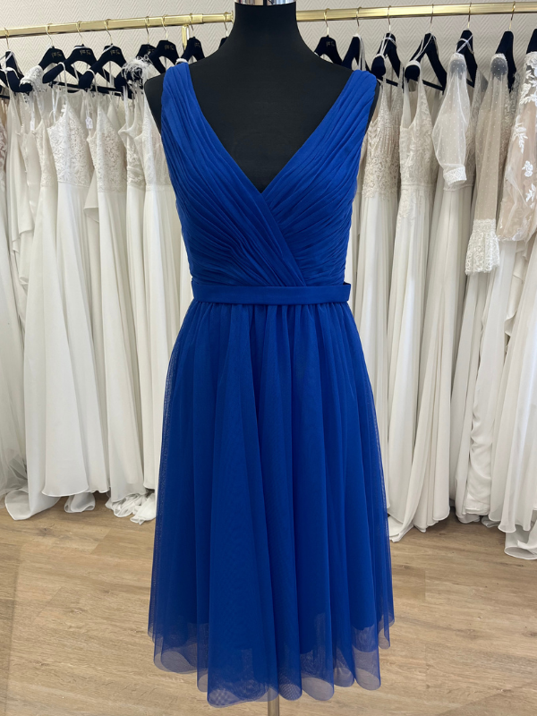 Photo en showroom de la robe de cocktail midi bleu royal NY2783 de Fashion New York présentée de face sur mannequin couture.