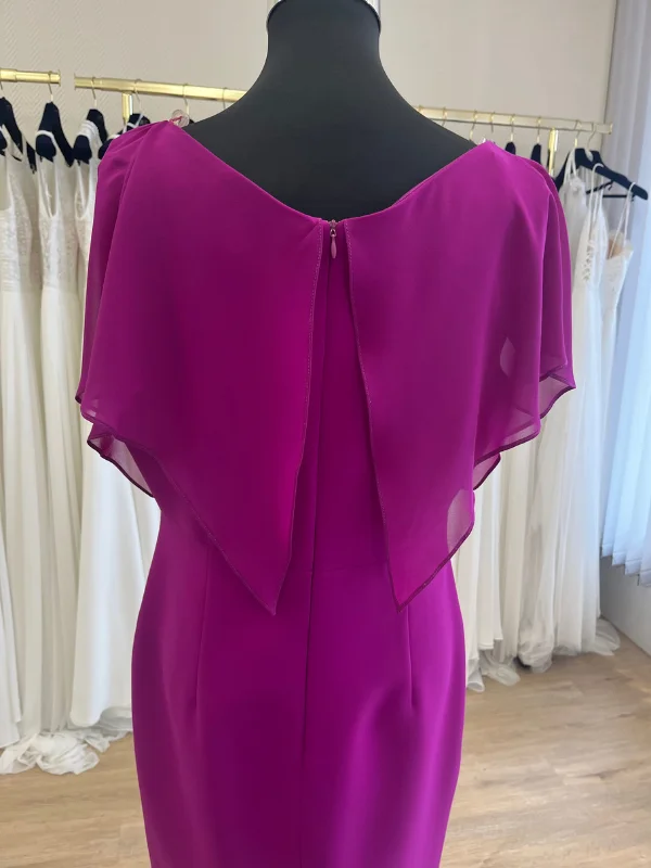 Gros plan en showroom du dos de la robe de cocktail framboise 3639 de Mathieu Paris : cape en mousseline fendue au centre et zip invisible.