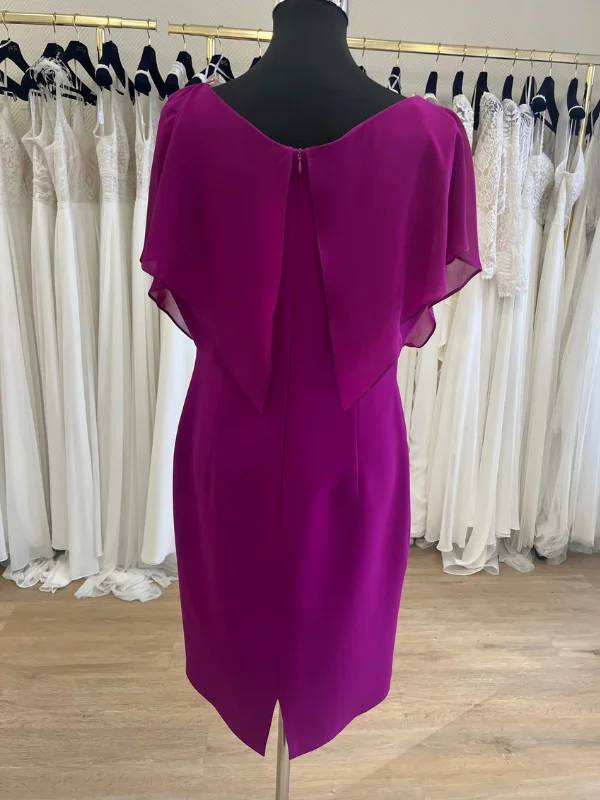 Photo en showroom du dos de la robe de cocktail framboise 3639 de Mathieu Paris : cape en mousseline fendue au centre et jupe fourreau sur mannequin.