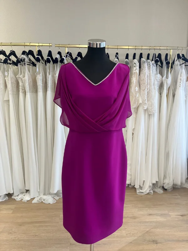 Photo en showroom de la robe de cocktail courte framboise 3639 de Mathieu Paris présentée de face sur mannequin couture.