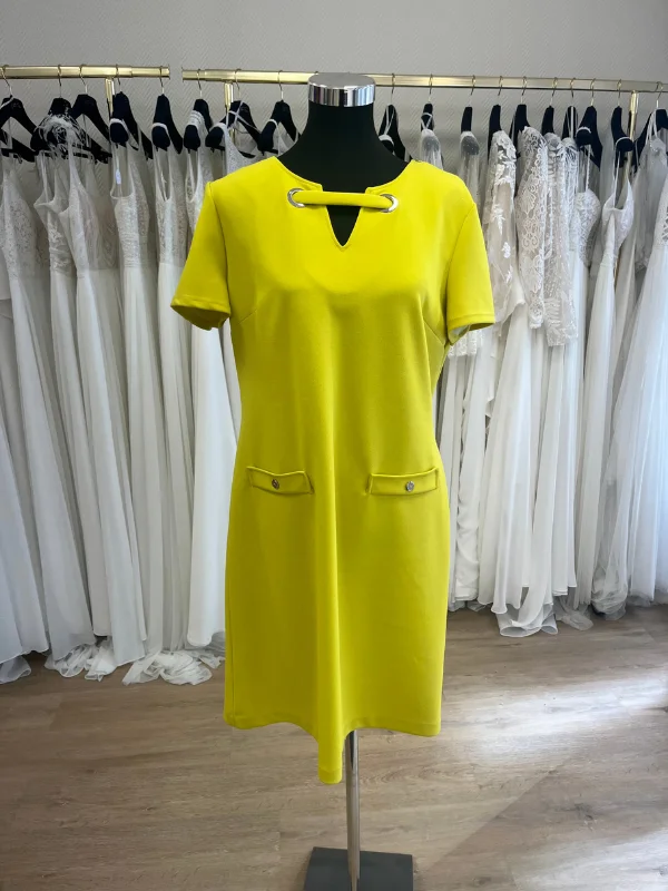 Photo en showroom de la robe de cocktail courte jaune lime 196595 de Frank Lyman présentée de face sur mannequin couture.