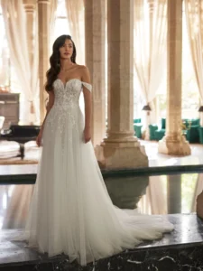 Robe de mariée princesse Arlene d'Adriana Alier en tulle et dentelle perlée, bustier cœur et bretelles tombantes.