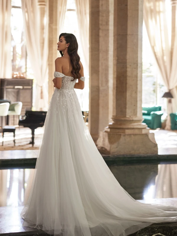Dos de la robe de mariée Arlene d'Adriana Alier avec dos nu, bretelles tombantes perlées et traîne en tulle.