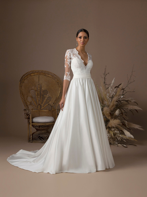 Robe de mariée princesse Dorit d'Atelier Nuptial en satin avec bustier en dentelle et manches trois-quarts, vue de face.