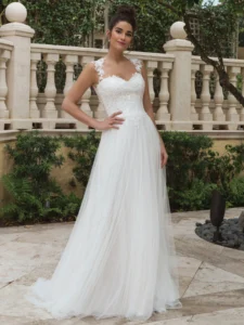Robe de mariée trapèze 44094 de Justin Alexander en tulle avec corsage brodé de dentelle et bretelles travaillées, vue de face.
