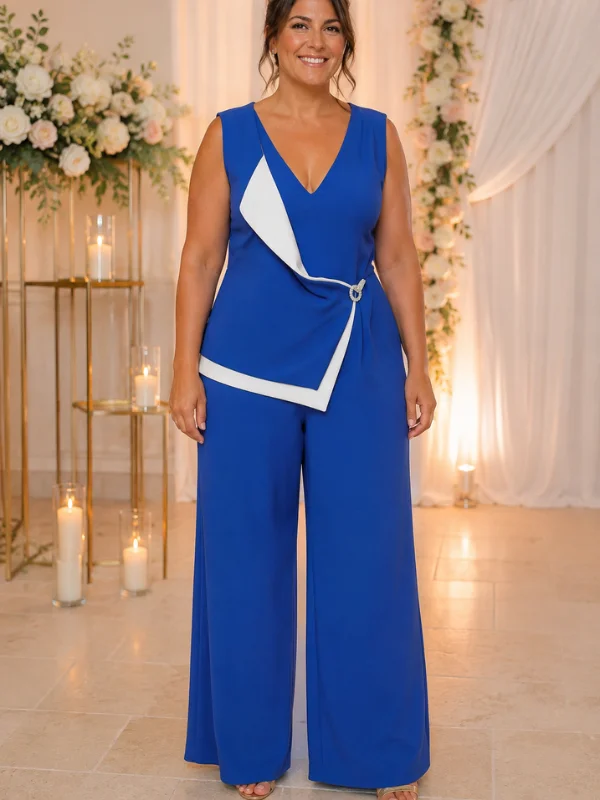 Combinaison de soirée Laurièle de Mathieu Paris, bleu royal, avec un empiècement asymétrique blanc drapé et une boucle, portée de face par un mannequin en taille 46.