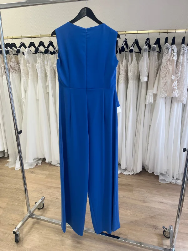 Combinaison bleu royal Laurièle de Mathieu Paris suspendue de dos sur un cintre dans la boutique Petite Folie. La tenue présente une fermeture éclair invisible centrée, une coupe ajustée à la taille et des jambes larges épurées.