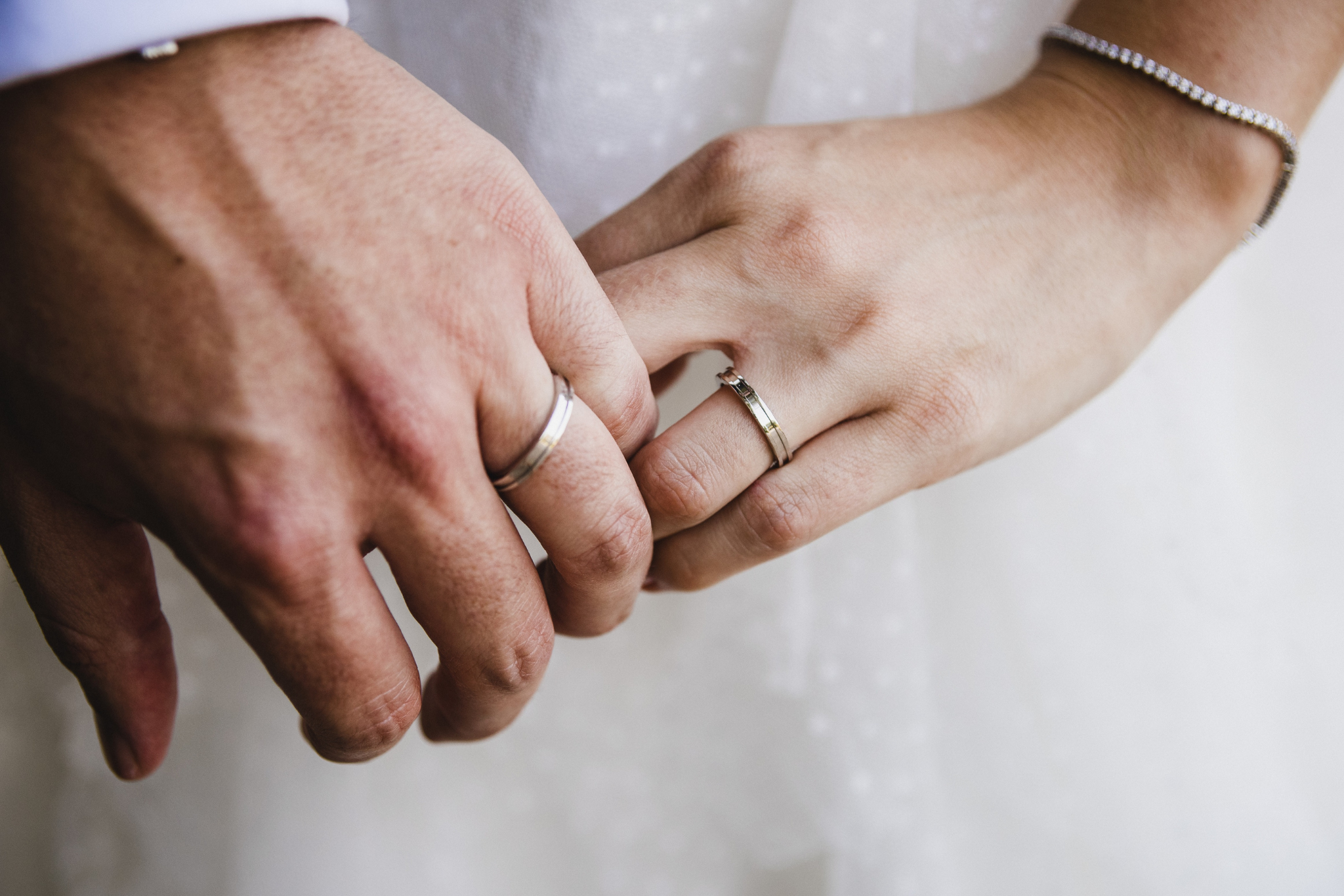 Bagues de mariage, deux mariés. Illustrer les avis clients.