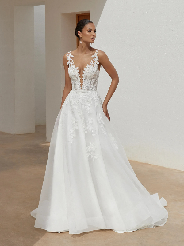 Robe de mariée princesse Justin Alexander 11352 vue de face, en organza avec décolleté plongeant en dentelle fleurie et nœud à la taille.