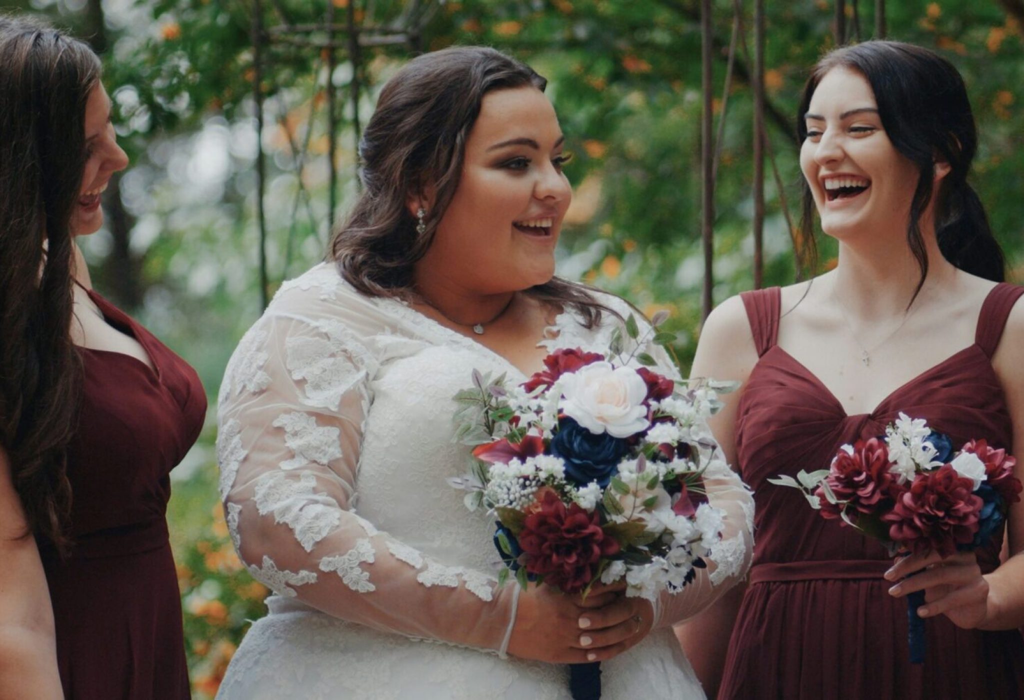 550park-luxury-wedding-films-VF9Z7KDau6o-unsplash Mariée grande taille entourée de ses demoiselles d'honneur en robes élégantes