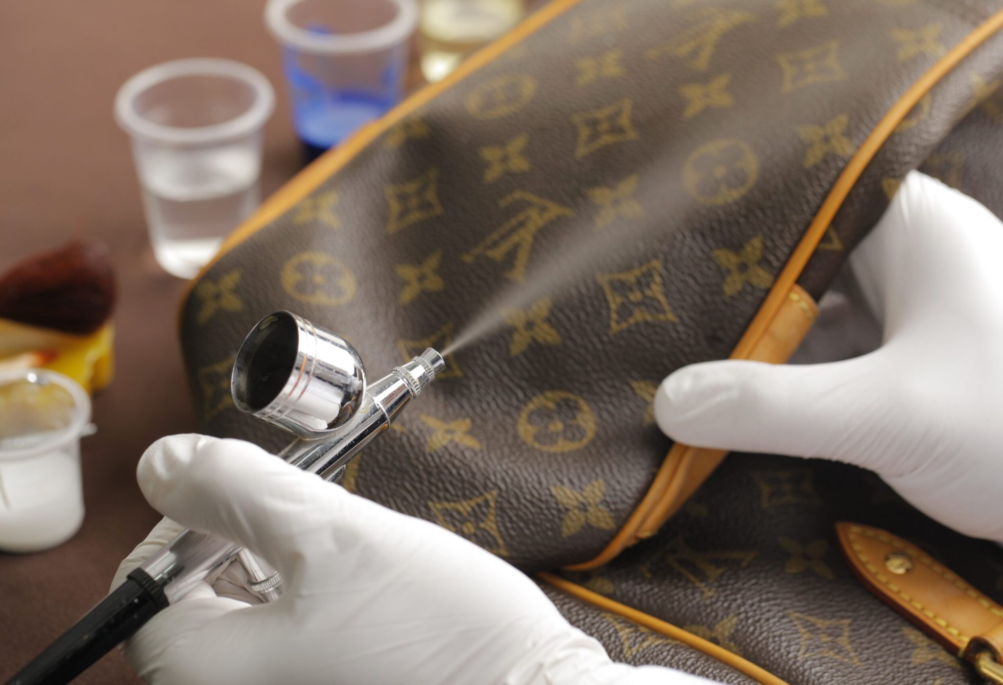 Sac à main Louis Vuitton en réparation, entretien et restauration Sac à main Louis Vuitton en cours de réparation, avec des détails visibles de l'entretien en cours